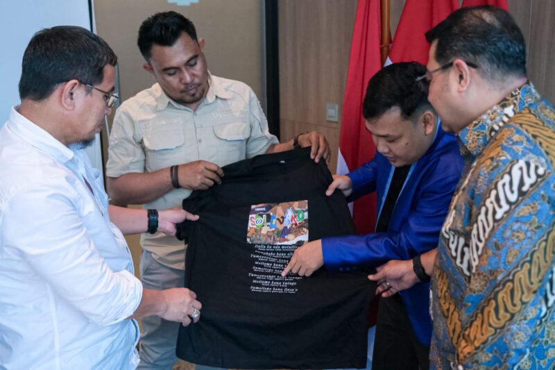 Fikri Gam menunjukkan kepedulian terhadap karya kreatif dengan mendampingi Ersad Mamonto memperkenalkan desian kaos khas Bintauna ke Kementerian Ekonomi Kreatif Republik Indonesia